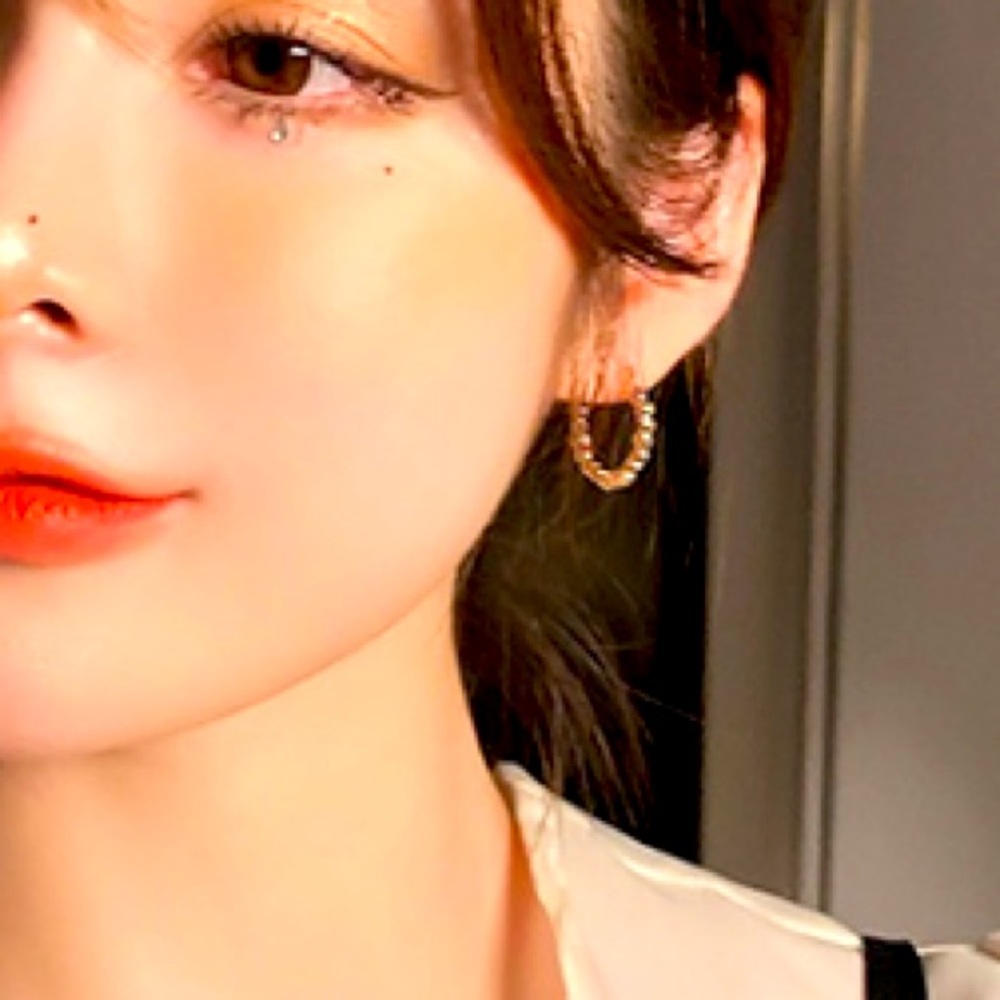 [GOLD]Dainty Delicate 19.5mm 18kt Gold Filled Beaded Small Huggie Hoop E… - Picture 5 of 8